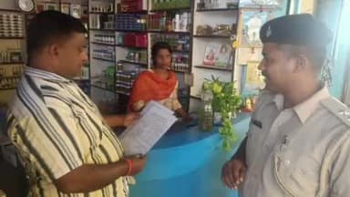 मुरहू: थाना प्रभारी ने खाद व बीज की दुकानों का किया निरीक्षण