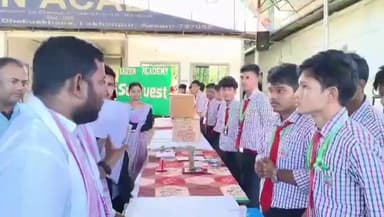 ঢকুৱাখানা ভাগ: কাইজেন একাডেমী ঢকুৱাখনাত বিজ্ঞানৰ আৰ্হি প্ৰদৰ্শন,বিজ্ঞান প্ৰদৰ্শনী পৰ্যবেক্ষণ কৰে ঢকুৱাখনা সমজিলাৰ আয়ুক্তই