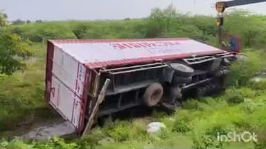 வாலாஜா: வன்னிவேடு பைபாஸ் சாலையில் சாலை ஓர பள்ளத்தில் ஓட்டுநர் கட்டுப்பாட்டை இழந்த கண்டெய்னர் வேன் கவிழ்ந்து விபத்து- ஓட்டுனர் உயிரிழப்பு