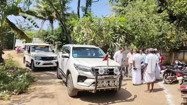 கறம்பக்குடி: வெட்டன் விடுதி பரவாக்கோட்டையான் தெருவில் கேஸ் சிலிண்டர் வெடித்து வீடு சேதம் காயம் அடைந்தவர்களுக்கு ஆறுதல் கூறிய MLA Dr முத்துராஜா