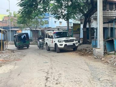 इस वक्त की बड़ी खबर #वासेपुर के कई इलाकों में सुबह 4 बजे से ही चल रही है #धनबाद_पुलिस की छापेमारी।
धनबाद के वासेपुर, शम...