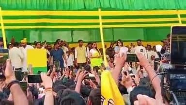 महुआ: महुआ के गांधी मैदान में जनशक्ति जनता दल द्वारा आयोजित जनसभा में पहुंची भोजपुरी अभिनेत्री अक्षरा सिंह एवं पाखी हेगड़े