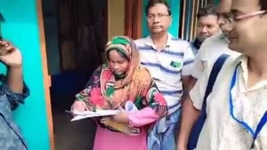 বারাসত ২: কীর্তিপুর ১ পঞ্চায়েতের বিভিন্ন বুথে বাড়িতে গিয়ে ফর্ম বিতরণ BLO দের