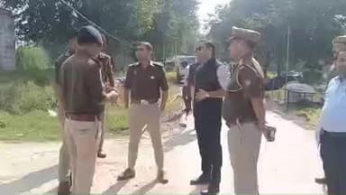 भदोही: भदोही जनपद के विभिन्न घाटों पर कार्तिक पूर्णिमा देव दीपावली मेले की तैयारी को लेकर डीएम और एसपी ने किया निरीक्षण