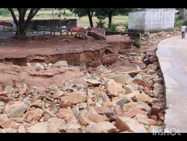 ధర్మసాగర్: దేవునూరు, ముప్పారం గ్రామాలలో భారీ వర్షాలతో దెబ్బతిన్న పంటలు, రోడ్లను పరిశీలించిన జిల్లా కలెక్టర్