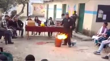 पुरोला: फायर टीम ने हुडोली में छात्र-छात्राओं और स्थानीय लोगों को अग्नि सुरक्षा का पाठ पढ़ाया