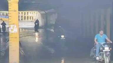 मंदसौर: मिड इंडिया अंडर ब्रिज में जलभराव, वाहन फिसलने से राहगीर गिर रहे हैं