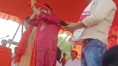 अगिआंव: नारायणपुर में हेलीकॉप्टर लैंड होते ही माहौल बदला, पावरस्टार पवन सिंह की पगड़ी और हुंकार ने समर्थकों में भरा जोश