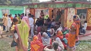 कुकड़ू: पारगामा में तीन माह से राशन नहीं मिलने पर ग्रामीणों ने राशन डीलर के खिलाफ की बैठक