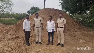 కుల్కచర్ల: బొమ్మిరెడ్డి పల్లి గ్రామ సమీపంలో అక్రమ ఇసుక రవాణా చేస్తున్న రెండు ట్రాక్టర్లు పట్టివేత: ఎస్ఐ రమేష్