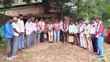 कुचाई: कुचाई आम बगान में आदिवासी एकता मंच ने मृतकों को श्रद्धांजलि दी