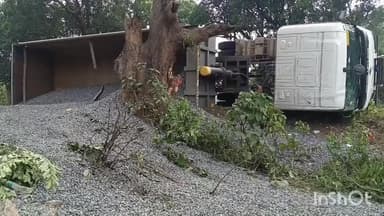 शिकारीपाड़ा: चायपानी के पास गिट्टी से भरा टेलर पलटा, चालक बाल-बाल बचा