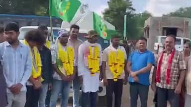 નેત્રંગ: ફૂલવાડી ચોકડી પર GMDC પ્રોજેક્ટને રદ કરાવવા માટે નીકળેલી પગપાળા રેલીનું સ્વાગત કરવામાં આવ્યું.