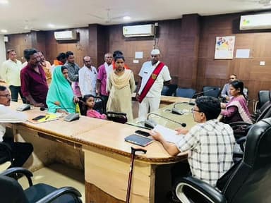 बेरला: बेमेतरा जिला पंचायत के सीईओ ने जन दर्शन में सुनी लोगों की समस्याएं, 29 आवेदन हुए प्राप्त