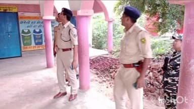 पालीगंज: पालीगंज के विभिन्न मतदान केंद्रों का डीएसपी राजीव चंद्र सिंह ने किया निरीक्षण