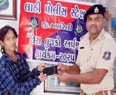 લાઠી: ગુમ થયેલા મોબાઇલને લાઠી પોલીસ સ્ટેશન વિસ્તાર ખાતેથી શોધી હતી પોલીસ