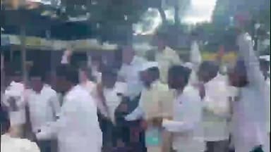 राधानगरी: ऊस दरवाढ व सोयाबीन खरेदी केंद्राच्या मागणीसाठी स्वाभिमानी शेतकरी संघटनेचे पाटणे फाटा येथे रास्ता रोको आंदोलन