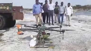 దేవరకొండ: దేవరకొండ ప్రాంతంలో డిండి వాగు ఉధృతి కారణంగా వాగు మధ్యలో కాపర్లు డ్రోన్లతో ఫుడ్ పంపిణీ