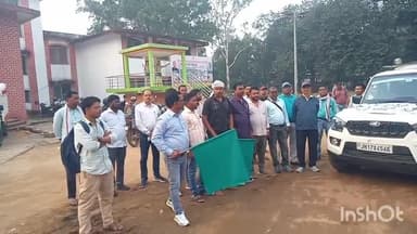 पोड़ैयाहाट: संथालों के धर्मस्थल लोगो बुरु जाने वाले काफिले को प्रखंड परिसर पोड़ैयाहाट में BDO ने हरी झंडी दिखाई