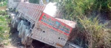 दाड़ी: घाटी में बड़ा हादसा टला, यूपी मोड़ पर अनियंत्रित ट्रेलर पलटा