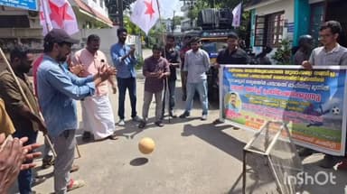 കൊച്ചി: കളിസ്ഥലം യാഥാർത്ഥ്യമായില്ല; കുമ്പളങ്ങി പഞ്ചായത്തിന് മുന്നിൽ ഗോൾ അടിച്ചുകൊണ്ട് ഡിവൈഎഫ്ഐയുടെ പ്രതിഷേധ സമരം