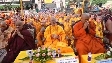 बोध गया: बोधगया के महाबोधी मंदिर में 1500 अंतर्राष्ट्रीय बौद्ध भिक्षुओं को संघदान, विश्व शांति के लिए हुई पूजा