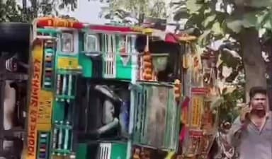 तामिया: सीताडोंगरी में मक्के से लदा ट्रक पलटा, ड्राइवर घायल, वीडियो वायरल