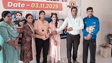 नीम का थाना: मांडिया कॉलेज की छात्रा किरण ने इंटर कॉलेज शूटिंग में जीता ब्रॉन्ज पदक
