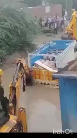 ग्राम संवारिया में सड़क के गड्ढों और कीचड़ में बजरी से भरे डंपर व पिकअप फंसे, 5 घंटे यातायात ठप्प