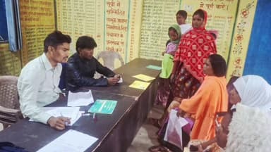 कैरो: पंचायत भवन में मनरेगा श्रमिकों के ई-केवाईसी के लिए शिविर, मुखिया ने कहा- प्रक्रिया पूरी न करने पर रद्द होंगे जॉब कार्ड