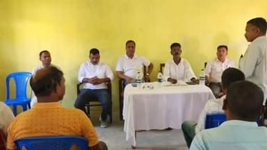 ওদালগুৰি: টংলাত অনুষ্ঠিত মজদুৰ সংঘৰ বিষয়ববীয়াৰ বৈঠকত প্ৰাক্তন সাংসদ চান্তিয়াজ কুজুৰৰ অংশগ্ৰহণ