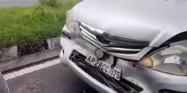 అవనిగడ్డ: గండిగుంట వద్ద జగన్ కాన్వాయ్ కి ప్రమాదం