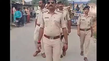 ज़ीरादेई: जीरादेई विधानसभा क्षेत्र के खड़गी रामपुर में पुलिस और आईटीबीपी जवानों ने निकाला फ्लैग मार्च