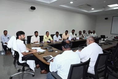 మద్నూర్: మద్నూర్ మార్కెట్ యార్డ్ ను సందర్శించి, రైతులకు ఇబ్బందులు కలగకుండా పత్తి కొనుగోలు జరగాలి కలెక్టర్ వినయ్ కృష్ణారెడ్డి