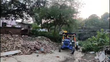 मनोहरथाना: मनोहर थाना के किले मोहल्ले में जर्जर आंगनबाड़ी भवन को किया गया जमीदोज