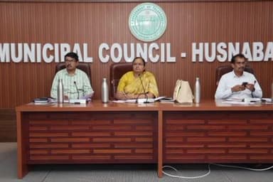 హుస్నాబాద్: హుస్నాబాద్ మున్సిపల్ కార్యాలయంలో పలు అభివృద్ధి కార్యక్రమాలపై సమీక్ష సమావేశం నిర్వహించిన జిల్లా కలెక్టర్ హైమావతి