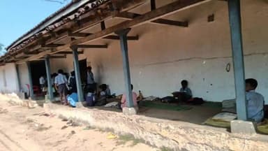 लैलूंगा: लैलूंगा की जर्जर प्राथमिक शाला बनी खतरा, बच्चे जान जोखिम में लेकर कर रहे पढ़ाई