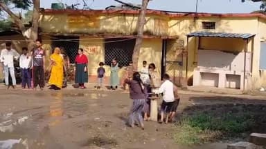 सोनकच्छ: गंधर्वपुरी स्कूल मार्ग पर कीचड़ की समस्या, शिक्षिका व ग्रामीण महिला ने लगाए आरोप