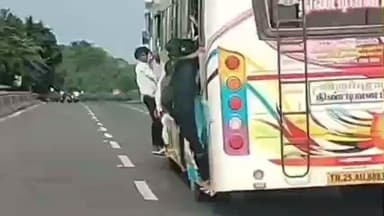 விக்கிரவாண்டி: விக்கிரவாண்டி அருகே தனியார் கல்லூரி மாணவிகள் ஆபத்தான முறையில் தனியார் பேருந்துவில் படியில் பயணிக்கும் வீடியோ சமூக வலைதளங்களில் வைரல்