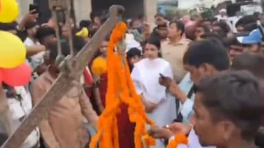 मेजरगंज: कुंआरी मदन में महिला प्रत्याशी को लड्डुओं से तौला गया, वीडियो वायरल