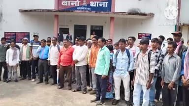 बानो: डुमरिया उरमू गांव के ग्रामीण खेल मैदान विवाद को लेकर बानो थाना पहुंचे, शिकायत दर्ज कराई