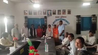 मरकच्चो: मरकच्चो मध्य पंचायत भवन में कांग्रेस प्रखंड कमिटी की बैठक मंगलवार दोपहर 2 बजे हुई