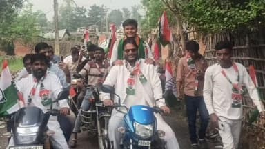 बथनाहा: बथनाहा में महागठबंधन प्रत्याशी की बाइक रैली में उड़ी परिवहन नियमों की धज्जियां, बिना हेलमेट दौड़ी बाइक