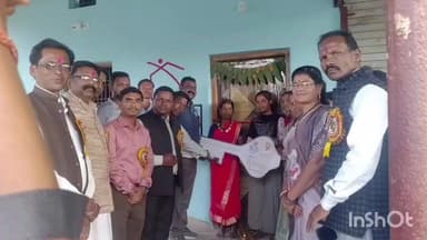 बड़ेराजपुर: बड़ेराजपुर में प्रधानमंत्री आवासों में किया गया गृह प्रवेश, विधायक नीलकंठ टेकाम ने हितग्राही को सौंपी चाबी