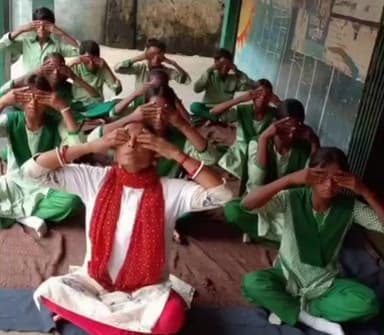 पाकुड़: स्वास्थ्य जागरूकता के लिए आयुष विभाग ने आमजन को दिया योग का प्रशिक्षन #pakur #yoga #traning