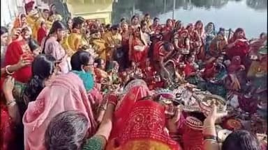 सोहागपुर: नगर के मोहनराम तालाब में बैकुण्ठ चतुर्दशी पर कार्तिक स्नान का समापन, महिलाओं ने सजाया राधा-कृष्ण का घर