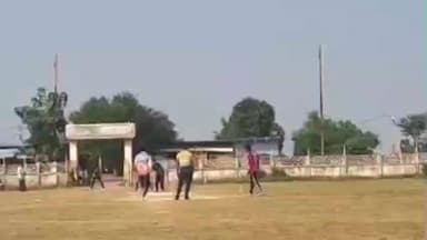 शाहगढ़: नवीन पार्क क्रिकेट मैदान में आयोजित क्रिकेट टूर्नामेंट में आज पहला सेमीफाइनल मैच खेला गया