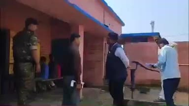 पंडौल: मधुबनी के आब्जर्वर ने सकरी और पंडोल के संवेदनशील मतदान केंद्रों का किया निरीक्षण