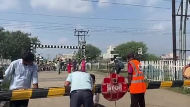 पचपहाड़: भवानीमंडी में जल्दबाजी में लोडिंग वाहन चालक ने तोड़ा रेलवे फाटक, बड़ी जनहानि टली, चालक को हिरासत में लिया गया