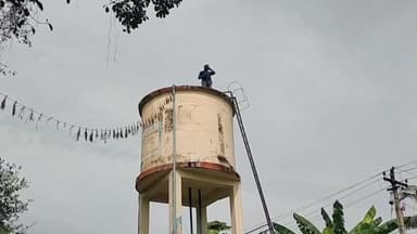 சின்ன சேலம்: செல்லம்பட்டு கிராமத்தில் ஆக்கிரமிப்புகளை அகற்ற வந்த அதிகாரிகளை கண்டித்து கையில் பெட்ரோல் கேனுடன் மேல்நிலை நீர்த்தேக்க தொட்டியின் மீது நின்றவரால் பரபரப